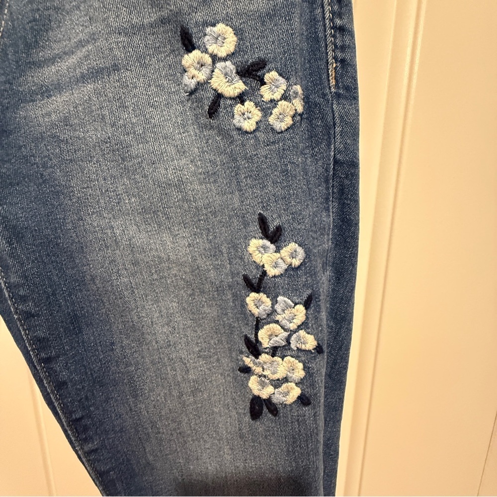 GAP Girlfriend Coupe Jeans with Floral Embroidery - Picture 4 of 7